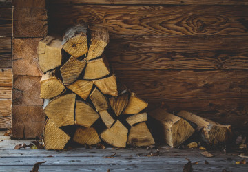 Trockens brennholz bis zum winter